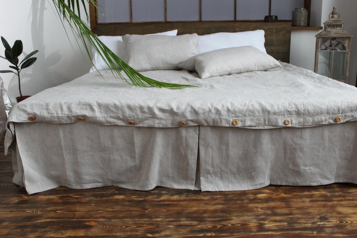 Box Pleated Bed Skirt with Pleats on the Sides and Footboard Singl